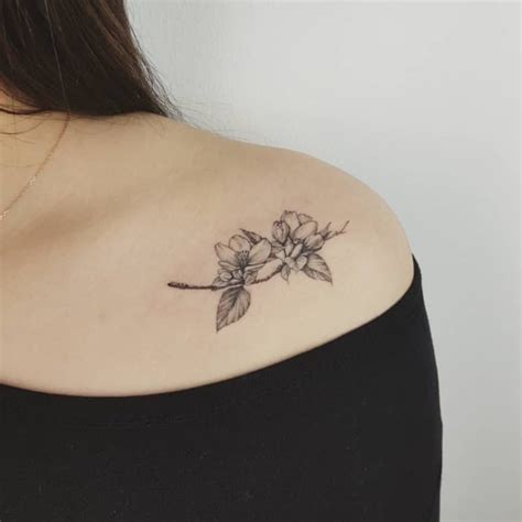 tatuajes pequeos para mujeres en el pecho|Tatuajes de mujer en el pecho